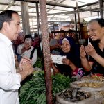 Presiden Jokowi Cek Harga Komoditas Pangan di Pasar Sekip Ujung Kota Palembang.