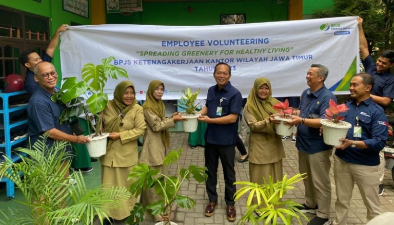 BPJamsostek Jatim Serahkan Tanaman ke SLB Al – Azhar Tropodo dalam Employee Volunteering