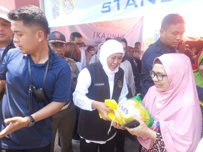 Warga Romokalisari Benowo Kebagian Beras Gubernur Khofifah 1,2 Ton