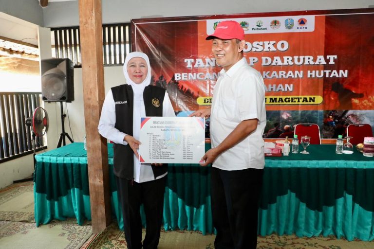 Tinjau Posko Karhutla Gunung Lawu, Gubernur Khofifah Terus Koordinasikan Pemaksimalan Water Bombing dan Pembuatan Sekat Bakar