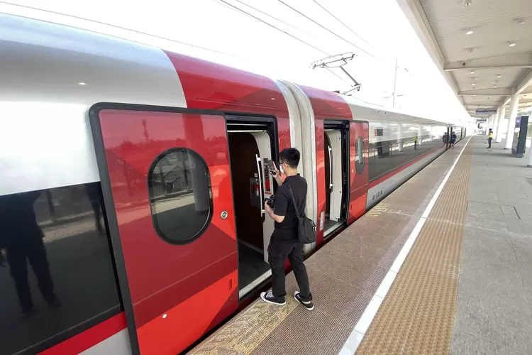 jadwal kereta Whoosh