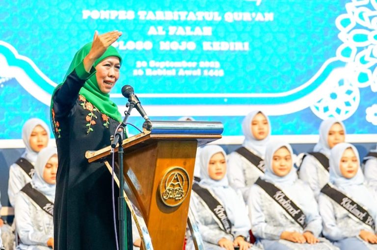 Gubernur Khofifah Ajak Wisudawati Jaga Karakter Bangsa di Momen Khotmil Qur’an PPTQ Al Falah Ploso Kediri