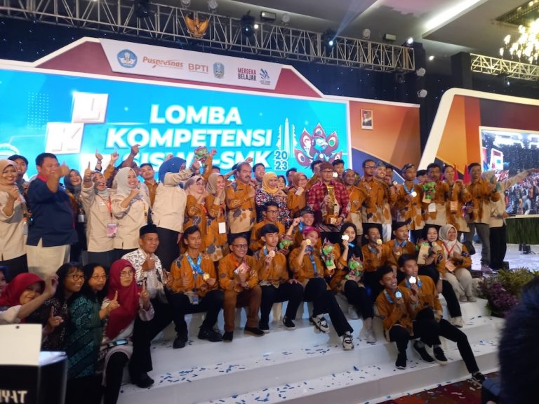 Gubernur Khofifah Bangga Jatim Juara Umum LKS SMK Nasional 2023