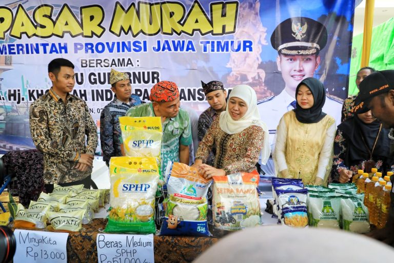 Gubernur Khofifah Gelar Pasar Murah dan Salurkan Bantuan di Tuban