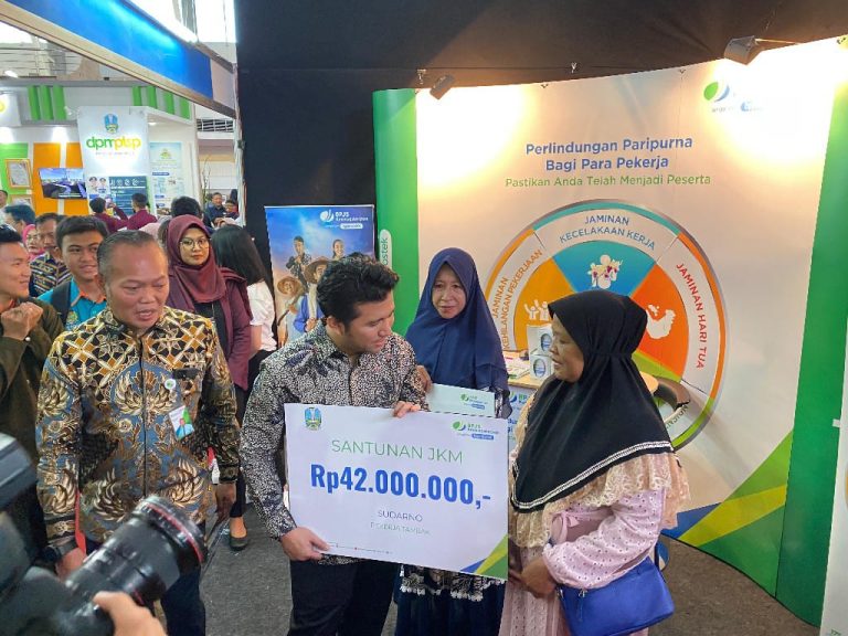 Wagub Jatim Serahkan Manfaat BPJS Ketenagakerjaan di Jatim Fest 2023