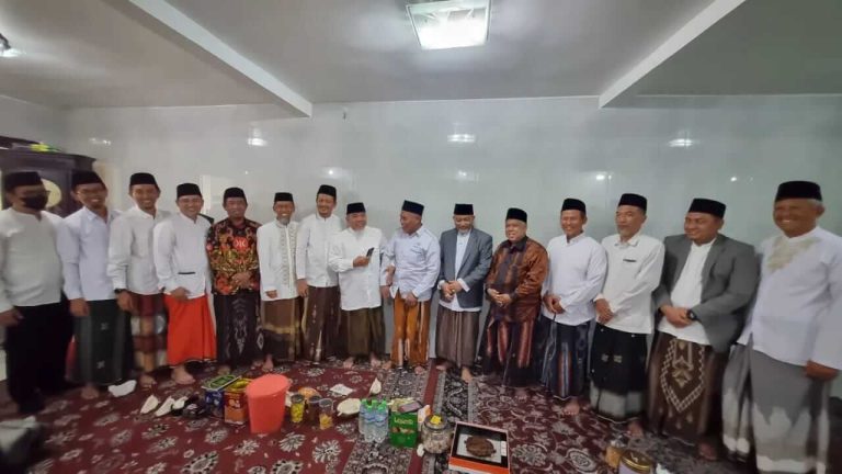 Tak Hanya Diskusi NKRI, Presiden PKS dan Ketua PKS Jatim Ngaji dengan Ketua PWNU KH Marzuki Mustamar