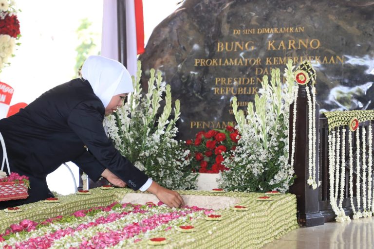 Ziarah Makam Proklamator RI, Gubernur Khofifah Ajak Masyarakat Teladani Perjuangan Bung Karno