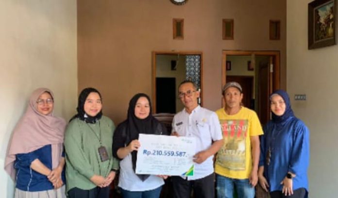 BPJamsostek Malang Serahkan Santunan Rp210 Juta ke Ahli Waris Kades Tumpukrenteng Kec. Turen