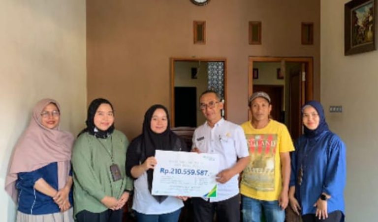 BPJamsostek Malang Serahkan Santunan Rp210 Juta ke Ahli Waris Kades Tumpukrenteng Kec. Turen