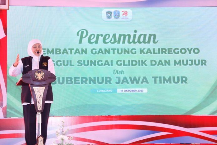 Gubernur Khofifah Resmikan Jembatan Gantung Kaliregoyo Desa Sumberwuluh di Kabupaten Lumajang