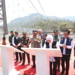 Gubernur Khofifah Resmikan Jembatan Gantung Kaliregoyo Desa Sumberwuluh di Kabupaten Lumajang