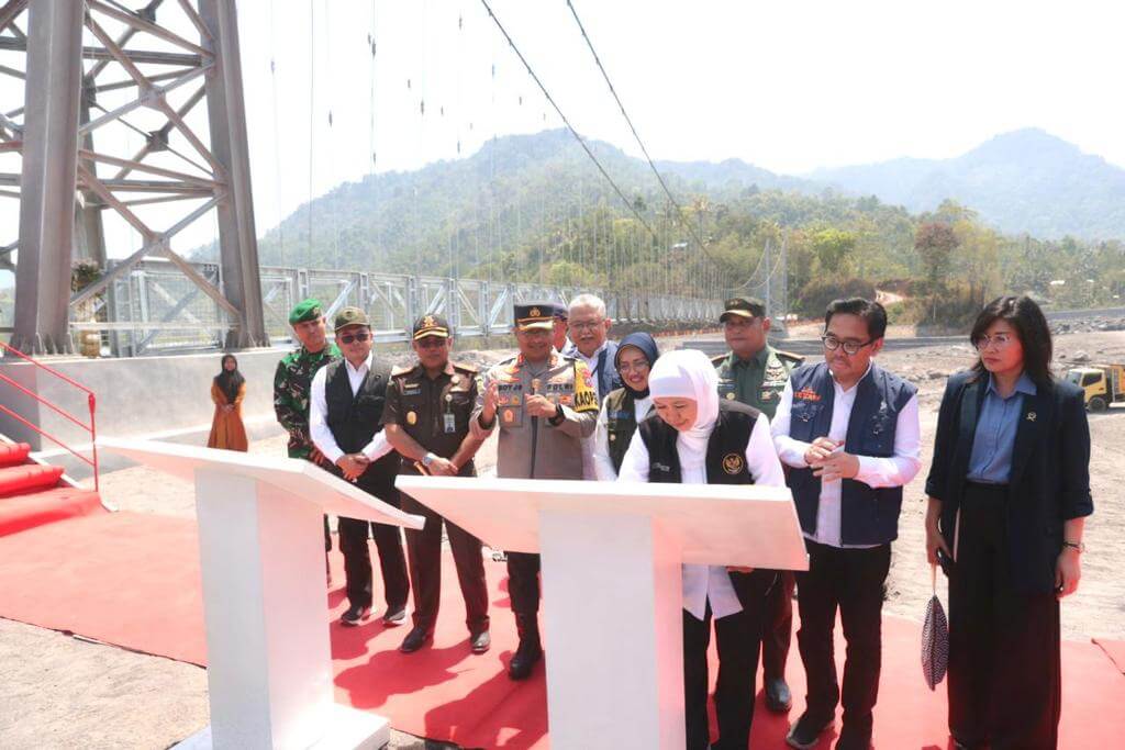 Gubernur Khofifah Resmikan Jembatan Gantung Kaliregoyo Desa Sumberwuluh di Kabupaten Lumajang