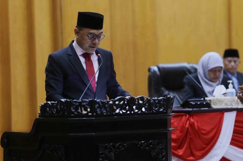 Nota Keuangan R-APBD Surabaya 2024 Diserahkan, Salah Satu Prioritas untuk Pengentasan Kemiskinan