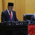 Nota Keuangan R-APBD Surabaya 2024 Diserahkan, Salah Satu Prioritas untuk Pengentasan Kemiskinan