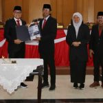 Nota Keuangan R-APBD Surabaya 2024 Diserahkan, Salah Satu Prioritas untuk Pengentasan Kemiskinan