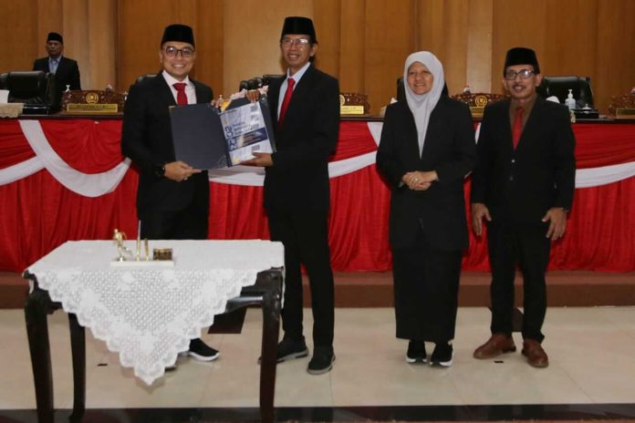 Nota Keuangan R-APBD Surabaya 2024 Diserahkan, Salah Satu Prioritas untuk Pengentasan Kemiskinan