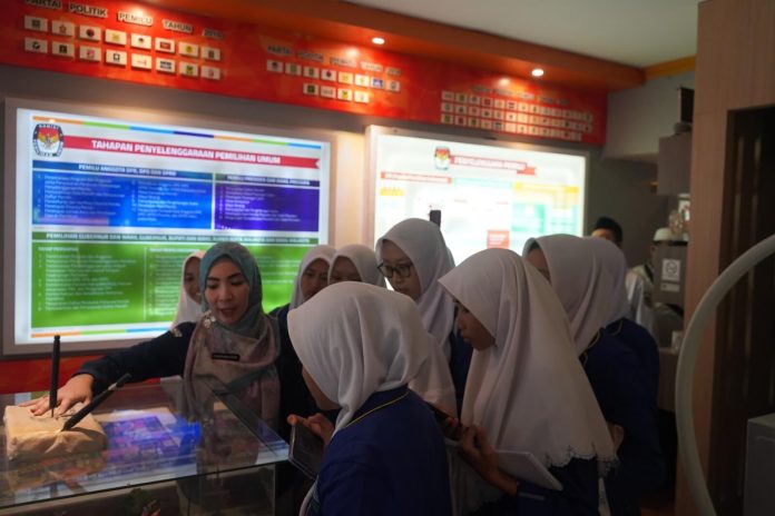 Belajar Kepemiluan, KPU Jatim Terima Kunjungan SMK Technopreneurship Muslimah Tuban 