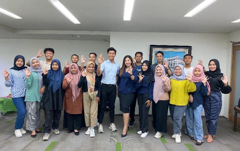 Kepala BKKBN Jatim Berangkatkan Kontingen Jatim di ADUJAK Nasional XIII Jawa Tengah