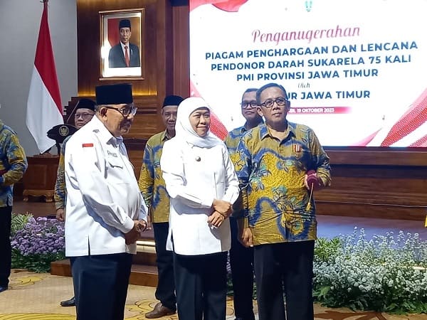 Gubernur Khofifah Beri Penghargaan Kepada 525 Pendonor