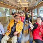 Bus Megawati tersangkut