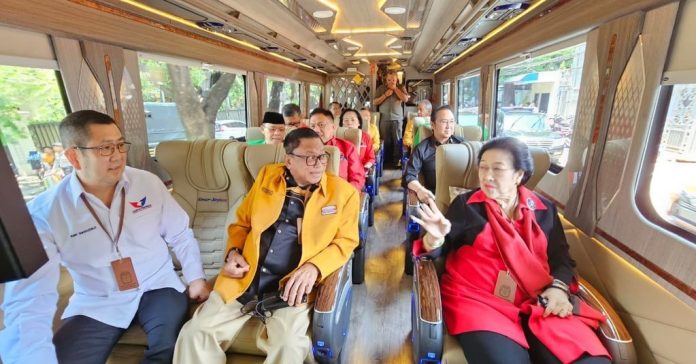 Bus Megawati tersangkut