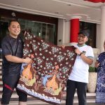 Wali Kota Eri Cahyadi Apresiasi Batik Motif Surabaya Maritim Binaan Pelindo