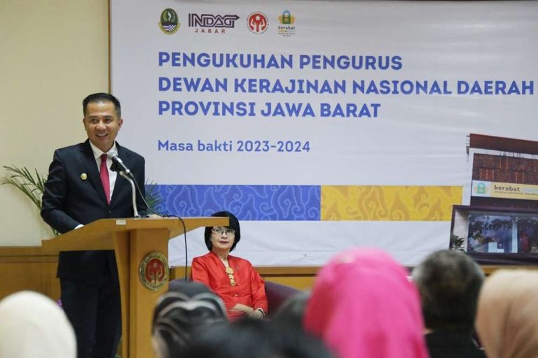 Pengukuhan Pengurus Baru Dekranasda Jabar, Bey: Produk Kerajinan Jabar Harus Lebih Mendunia