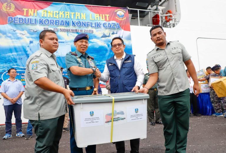 Sekdaprov Adhy Serahkan Bantuan Logistik dari Pemprov Jatim untuk Konflik Gaza