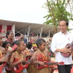 Lantunan Musik Ukulele Sambut Kehadiran Presiden Jokowi di Kawasan Pantai Semau