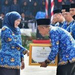 Gubernur Khofifah Pimpin Upacara HUT KORPRI di Grahadi.