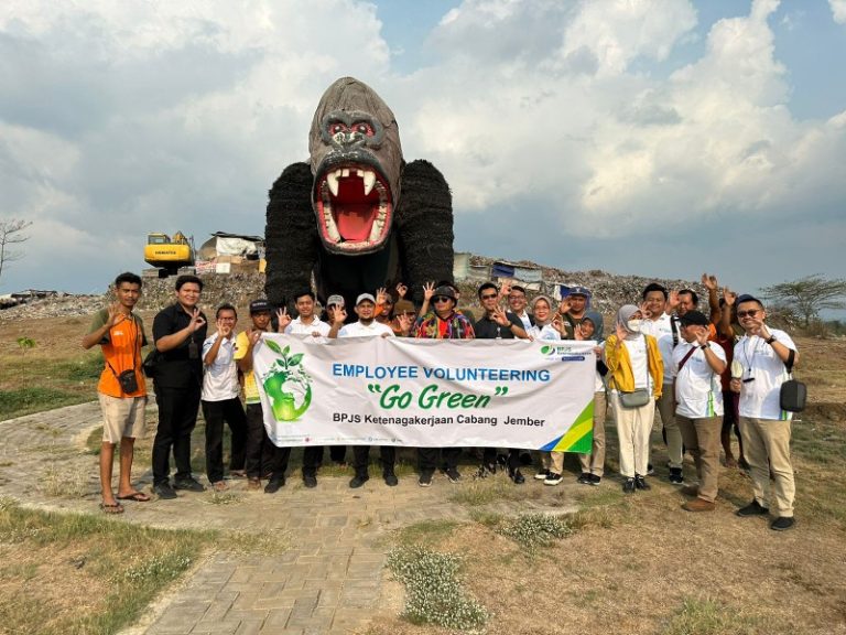 Employee Volunteering, BPJAMSOSTEK Jember Tanam Mahoni di TPA Pakusari