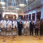 Gubernur Khofifah Terima Tiga Lencana