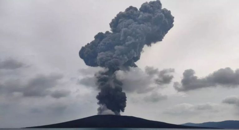 Anak Krakatau Erupsi