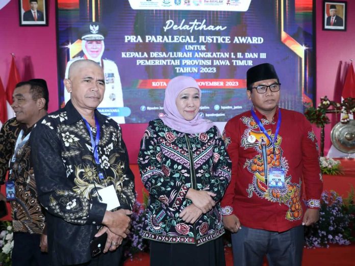 Gubernur Jawa Timur Khofifah Indar Parawansa membuka Pelatihan Pra Paralegal Justice Award untuk Kepala Desa dan Lurah se-Jatim Putaran I (Angkatan I, II, dan III) di Balai Kota Among Tani Batu (28/11/2023)