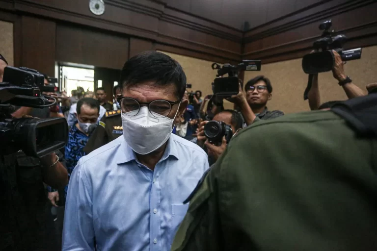 Johnny G Plate Divonis