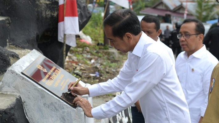 Presiden Jokowi Tanda Tangani Tugu Pancasila