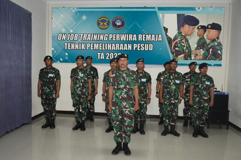 Komandan Kolat Penerbal Buka Kursus Perwira Remaja Teknik Pemeliharaan Pesawat Udara TA 2023