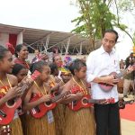Lantunan Musik Ukulele Sambut Kehadiran Presiden Jokowi di Kawasan Pantai Semau.