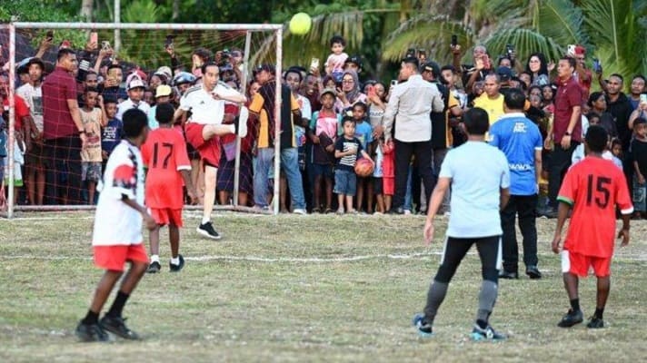 Presiden Jokowi Main Sepak Bola dengan Pelajar