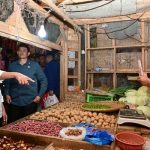 Presiden Jokowi Cek Harga Komoditas Pangan di Pasar Citeko.