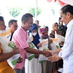 Presiden Jokowi Pastikan Bantuan Beras di Purwakarta Tersalurkan dengan Baik