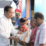 Presiden Jokowi Salurkan Bantuan Pangan Cadangan Beras Pemerintah di Kabupaten Biak Numfor