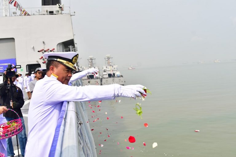 Wadan Puspenerbal Tabur Bunga Hari Pahlawan di Geladak KRl SHS-990 Koarmada ll