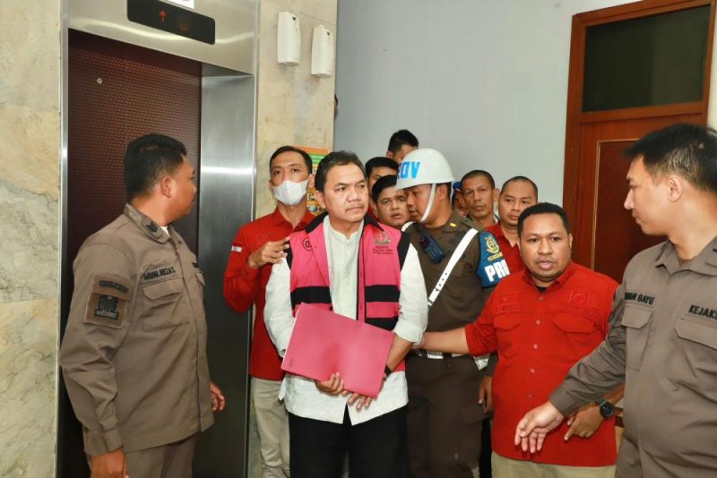 Achsanul Qosasi tersangka