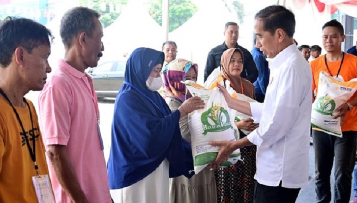 Presiden Jokowi Pastikan Bantuan Beras