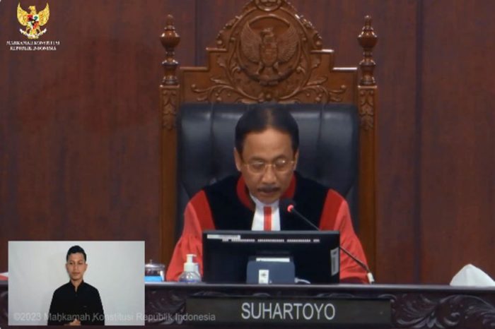 Gugatan Usia Hakim MK