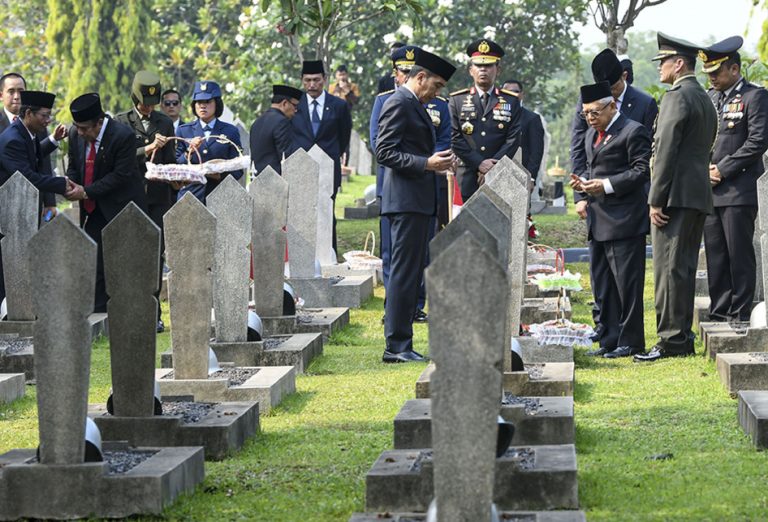 Usai Pimpin Upacara, Presiden Jokowi Tabur Bunga di TMP Kalibata