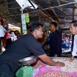 Presiden Jokowi Kunjungi Pasar Waru, Cek Harga Kebutuhan Pokok.