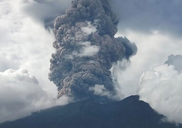 Gunung Marapi Erupsi