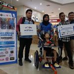 Warga Jatim Sambut Bahagia Bantuan Kursi Roda Gratis Dari Australia.